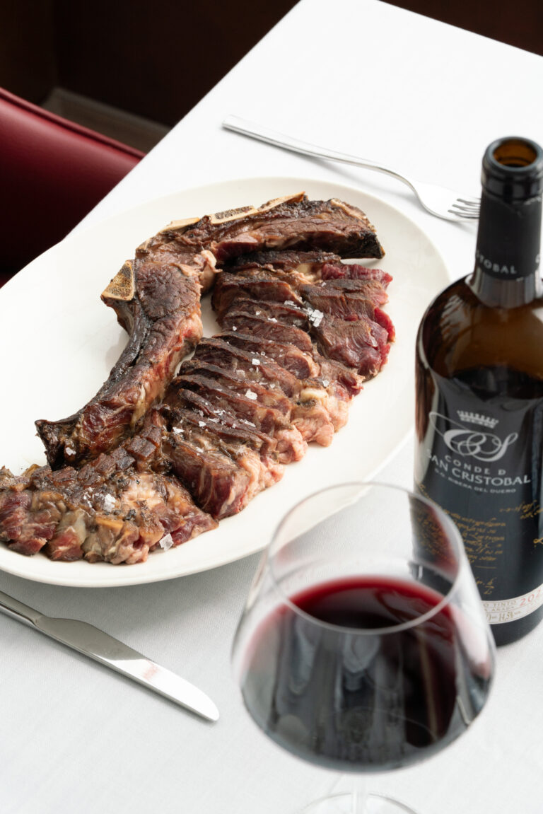 Vino para acompañar carne a la brasa en El Pradal